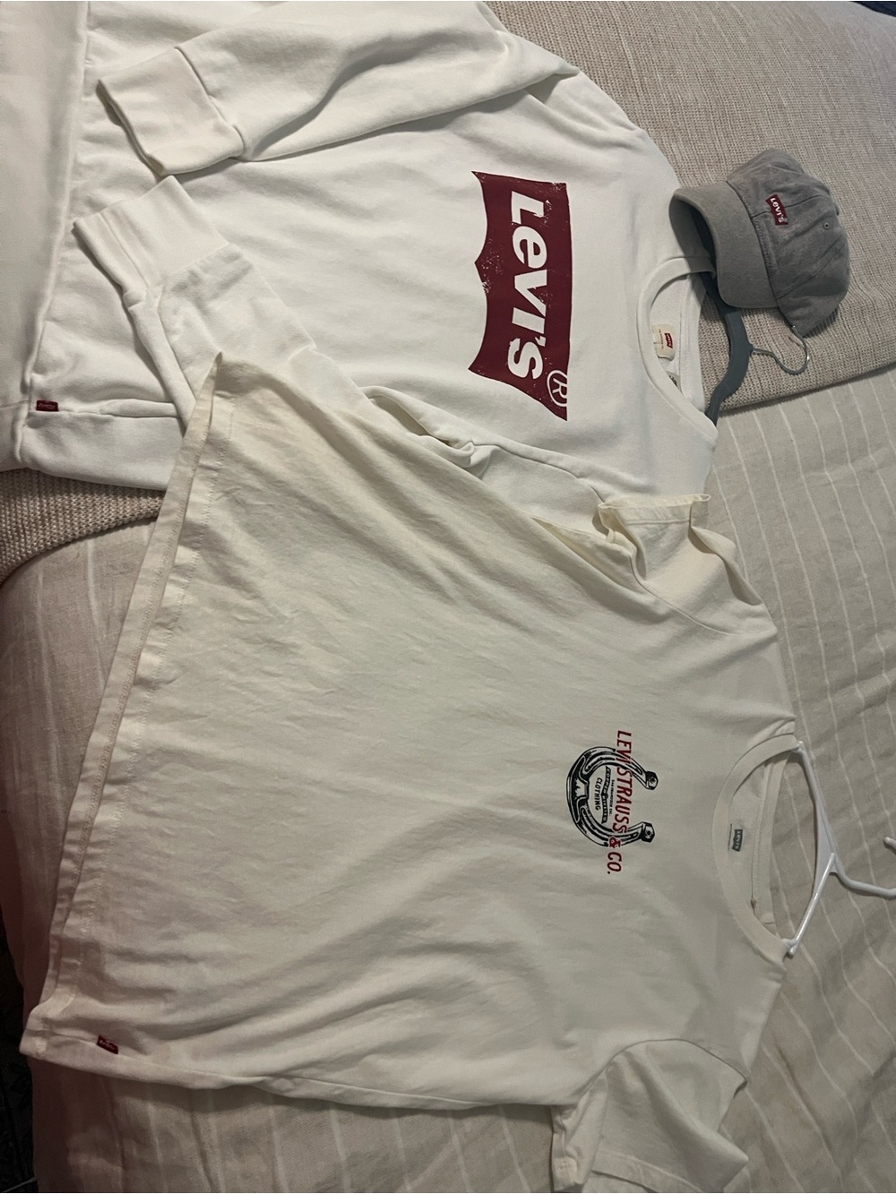 Levi's White Crewneck, hat & White Graphic Tee Set - set of three